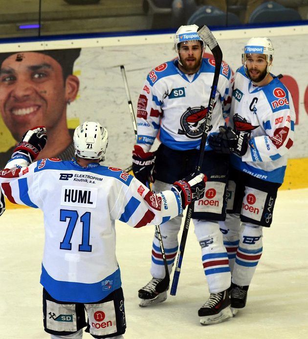 Hokejisté Chomutova zprava Michal Vondrka, Michal Poletín a Ivan Huml slaví třetí gól do sítě Mladé Boleslavi.