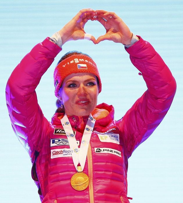 Srdíčko od mistryně světa v podání Gabriely Koukalové. Česká závodnice vyhrála na mistrovství světa v Hochfilzenu sprint na 7,5 kilometru.