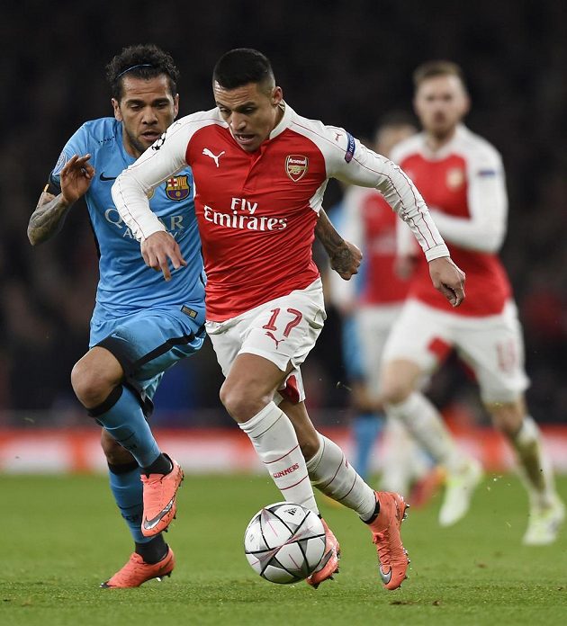 Obránce Barcelony Dani Alves (vlevo) stíhá útočníka Alexise Sáncheze z Arsenalu.