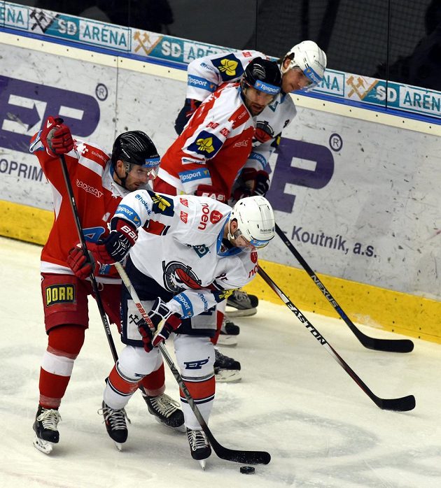Zpředu Peter Ölvecký z Chomutova, Jiří Řípa a Martin Vyrůbalík z Olomouce a Antonín Dušek z Chomutova v utkání 45. kola extraligy.