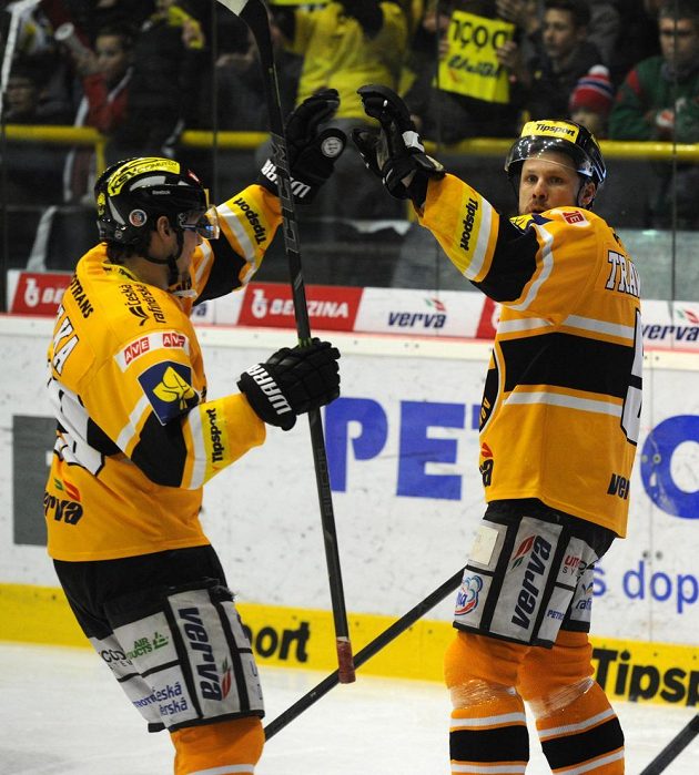 Hokejisté Litvínova slaví první gól v síti Brna v prvním semifinálovém duelu play off extraligy. Vlevo je obránce Tomáš Pavelka, vpravo střelec branky Michal Trávníček.