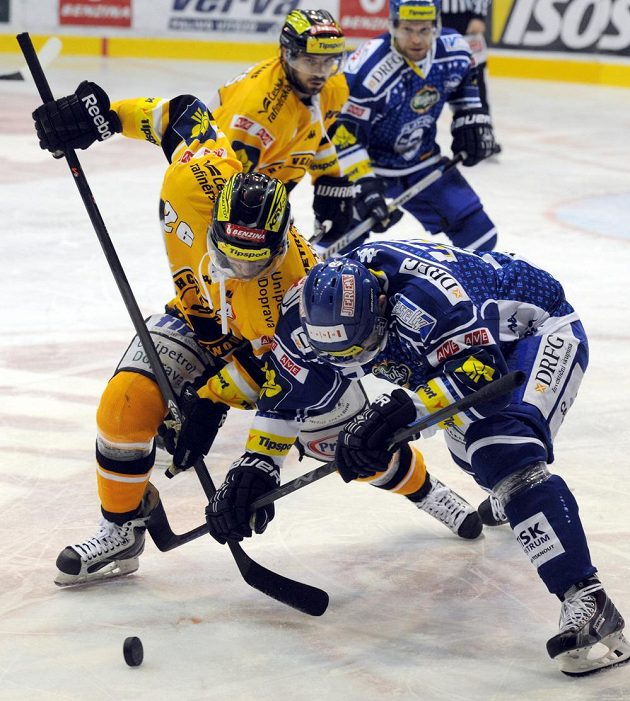 Litvínovský forvard Viktor Hübl (vpředu vlevo) a kapitán Komety Leoš Čermák během úvodního semifinálového utkání play off extraligy.