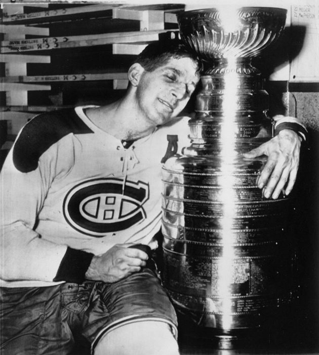 16. dubna 1953, Elmer Lach objímá Stanleyův pohár v šatně haly Montreal Forum. Krátce předtím rozhodl o zisku prestižní trofeje vítězným gólem v prodloužení pátého zápasu s Bostonem Bruins.