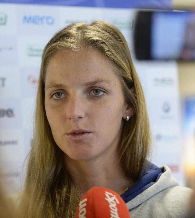 Karolína Plíšková na pražském letišti před odletem k utkání 1. kola Světové skupiny tenisového Fed Cupu v Rumunsku.