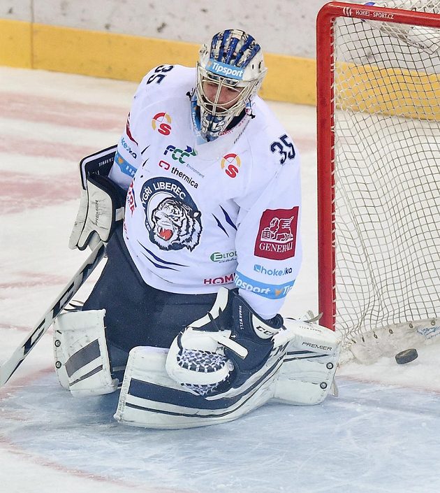 Brankář Liberce Roman Will inkasuje první gól během pátého zápasu semifinále play off hokejové extraligy s Piráty Chomutov.