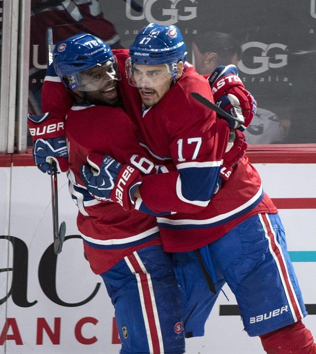 Hokejisté Montrealu Rene Bourque (vpravo) a P.K. Subban se radují z jednoho z gólů proti New York Rangers.