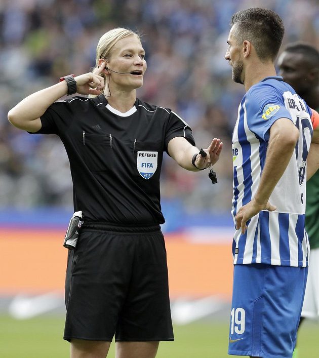 Bibiana Steinhausová při premiéře v bundeslize s útočníkem Herty Vedadem Ibiševičem.