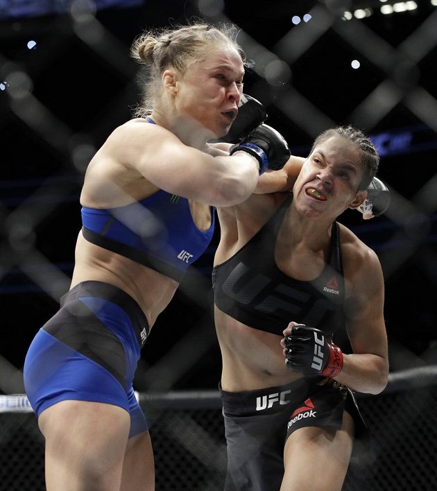 Amanda Nuněsová (vpravo) zasahuje Rondu Rouseyovou v 1. kole utkání v Las Vegas.