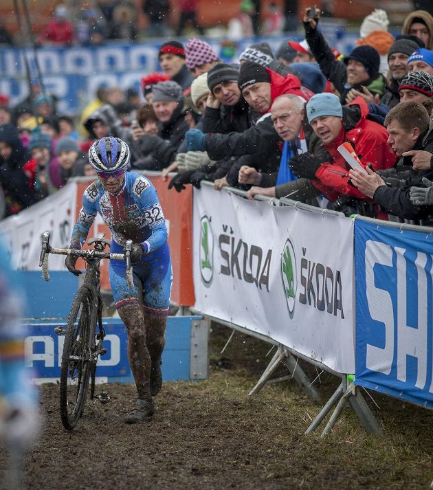 Fanoušci povzbuzují Kateřinu Nash na domácím cyklokrosovém mistrovství světa v Táboře.