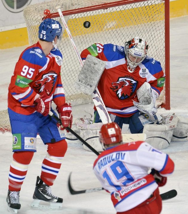 Igor Radulov z CSKA (vpravo dole) překonává brankáře týmu Lev Praha Tomáše Pöpperleho. Přihlíží Sami Lepistö.