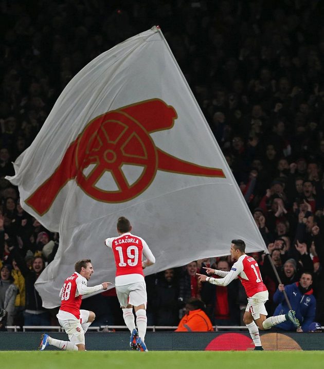 Alexis Sánchez (vpravo) dal druhý gól Arsenalu proti Dinamu Záhřeb a slavil se spoluhráči.