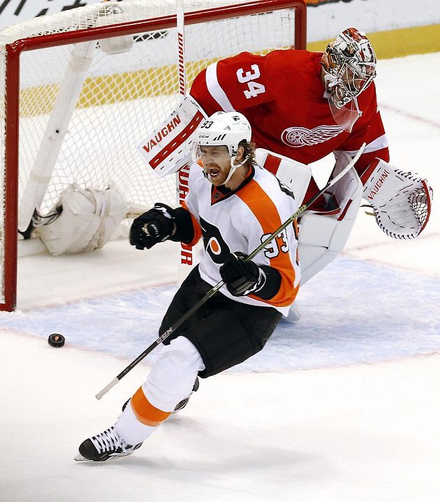 Jakub Voráček se raduje poté, co vstřelil vítězný gól Philadelphie. V samostatných nájezdech překonal krajana v brance Detroitu Petra Mrázka.