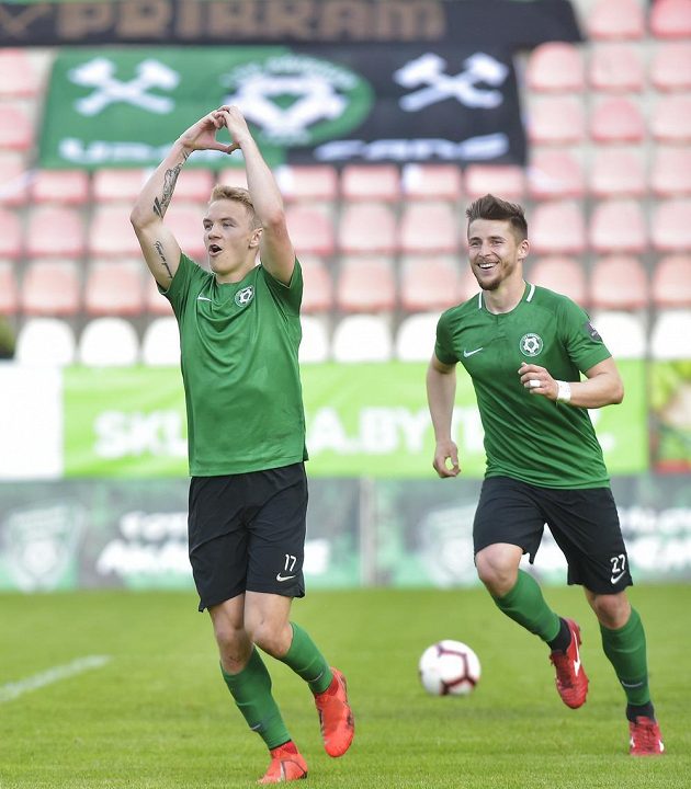 Zleva Jan Matoušek z Příbrami slaví branku, gratulovat mu přibíhá Radek Voltr.