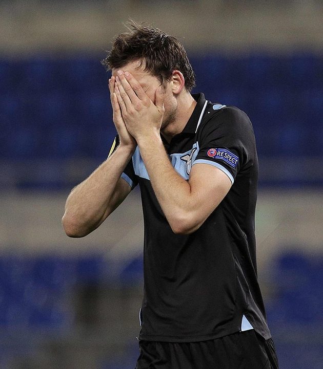 Zklamaný Libor Kozák z Lazia po vyřazení římského klubu z Evropské ligy tureckým Fenerbahce Istanbul.