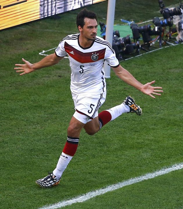 Mats Hummels se raduje z úvodního gólu ve čtvrtfinále MS mezi Německem a Francií.