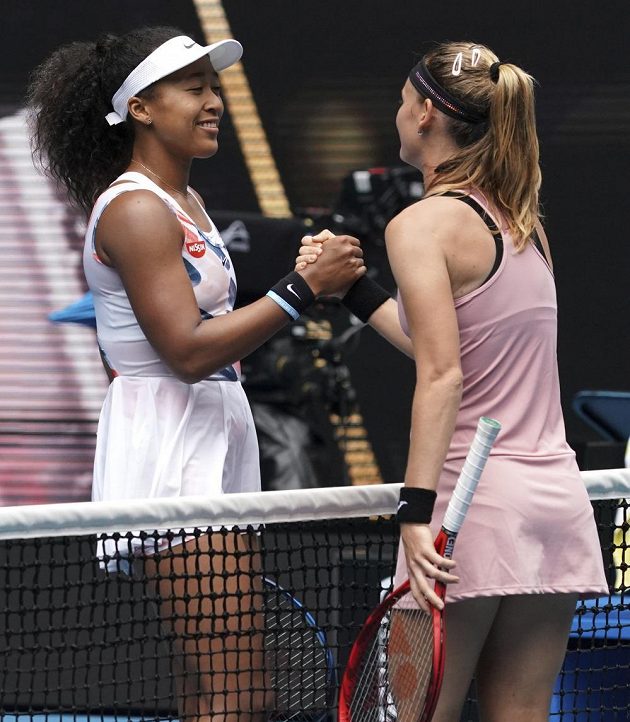 Japonka Naomi Ósakaová (vlevo) si podává ruku s Marií Bouzkovou po vítězství v prvním kole Australian Open.