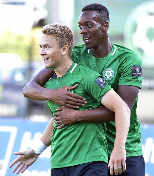 Příbramští Jan Matoušek (vlevo) a Ibrahim Keita se radují po třetí brance proti Dukle.