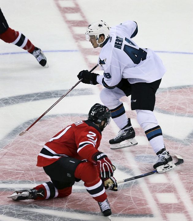 Útočník San Jose Sharks Tomáš Hertl pečetí gólem do prázdné branky z poloviny hřiště vítězství svého týmu nad New Jersey Devils v utkání NHL.