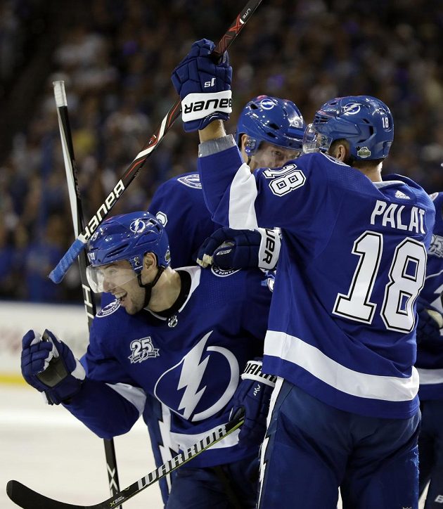 Hokejista Tampy Bay Lightning Tyler Johnson (vlevo) slaví s českým útočníkem Ondřejem Palátem gól, který vstřelil v duelu s New Jersey.