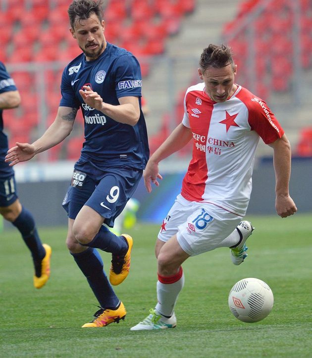 Jaroslav Diviš ze Slovácka (vlevo) a slávistický obránce Jan Bořil v utkání 28. kola Synot ligy.