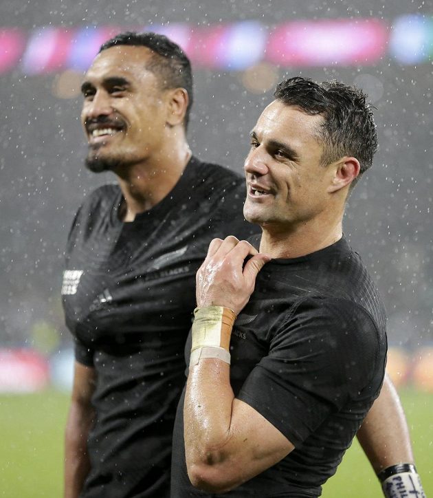 Novozélandští ragbisté Dan Carter (vpravo) a Jerome Kaino se radují z vítězství nad Jihoafrickou republikou v semifinále MS.