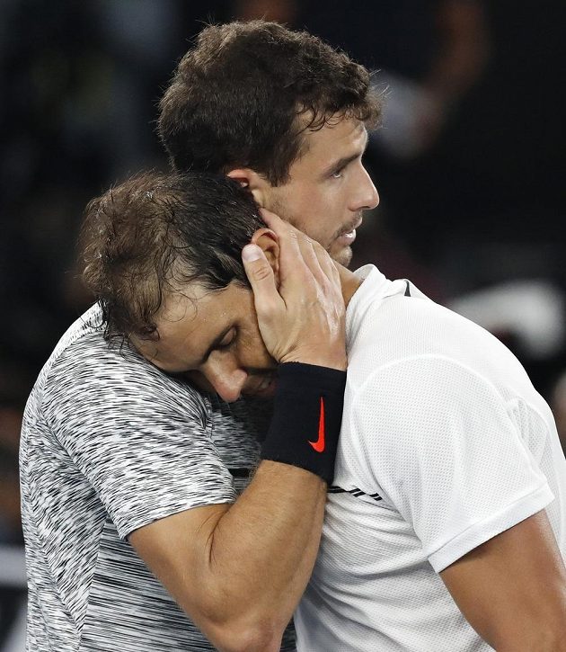 Španělský tenista Rafael Nadal si po vítězném semifinále Australian Open položil hlavu na rameno svého soupeře Grigora Dimitrova.