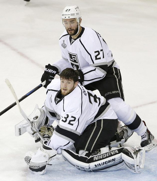 Brankář Los Angeles Jonathan Quick (32) v situaci, kdy ztratil masku, za ním je Alec Martinez (27).