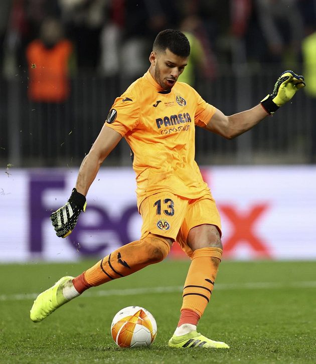 Brankář Villarealu Geronimo Rulli proměňuje penaltu v rozstřelu ve finále Evropské ligy. Španělský tým tam uspěl proti Manchesteru United.