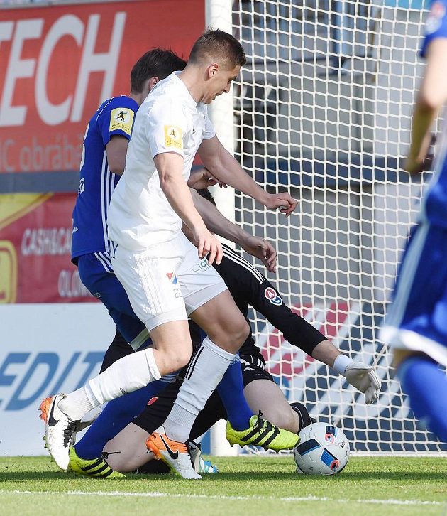 Zepředu Alexander Jakubov z Ostravy a Aleš Škerle a brankář Miloš Buchta z Olomouce.