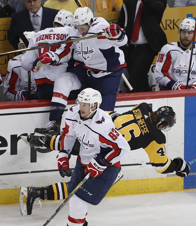 Hokejista Washingtonu Capitals Tom Wilson (nahoře) po střetu se Zachem Astonem-Reesem.
