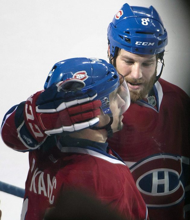 Brandon Prust (8) z Montrealu gratuluje svému spoluhráči Tomáši Plekancovi, který zařídil dvěma góly výhru nad Columbusem.