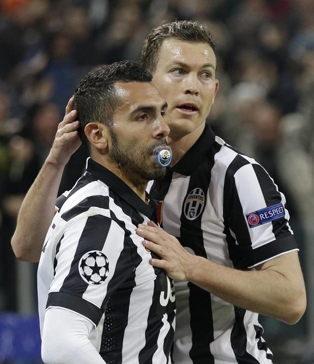 Carlos Tévez (vlevo) z Juventusu svérázně slaví se spoluhráčem Stephanem Lichtsteinerem gól proti Dortmundu.
