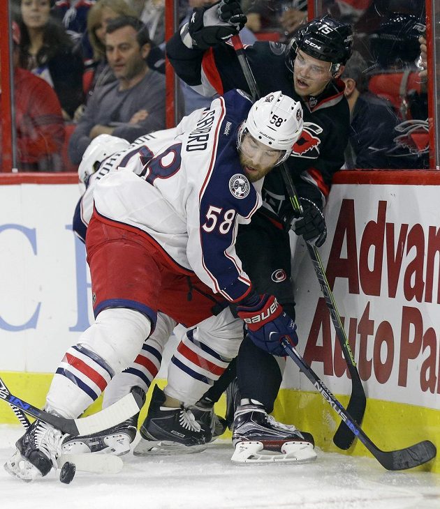 Český forvard Andrej Nestrašil (15) z Caroliny v souboji s Davidem Savardem (58) z Columbusu v zápase NHL.