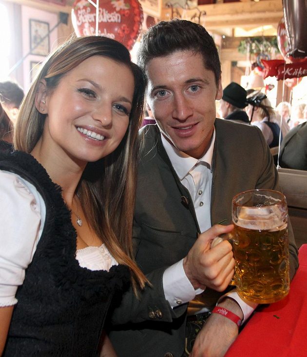 Po hattricku v Lize mistrů si Robert Lewandowski mohl na Oktoberfestu vychutnat pivo s přítelkyní Annou Stachurskou.