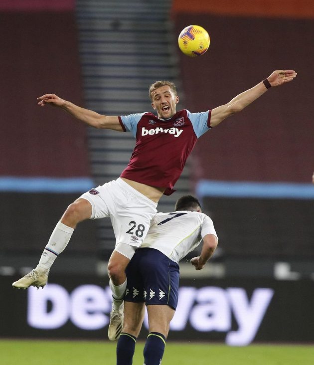 Tomáš Souček (left) from West Ham in a duel with John McGinn from Aston Villa.