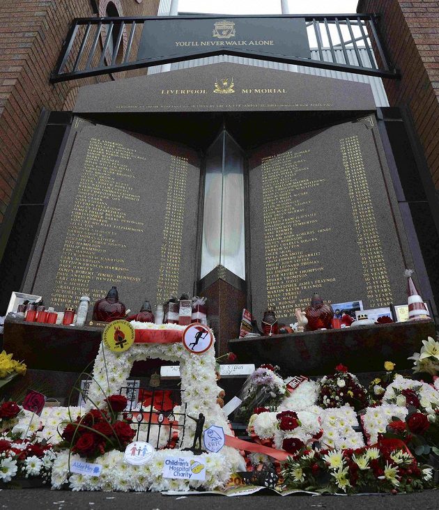 Před liverpoolským stadiónem Anfield Road si fanoušci mohou připomenout jména všech obětí tragédie v Hillsborough.