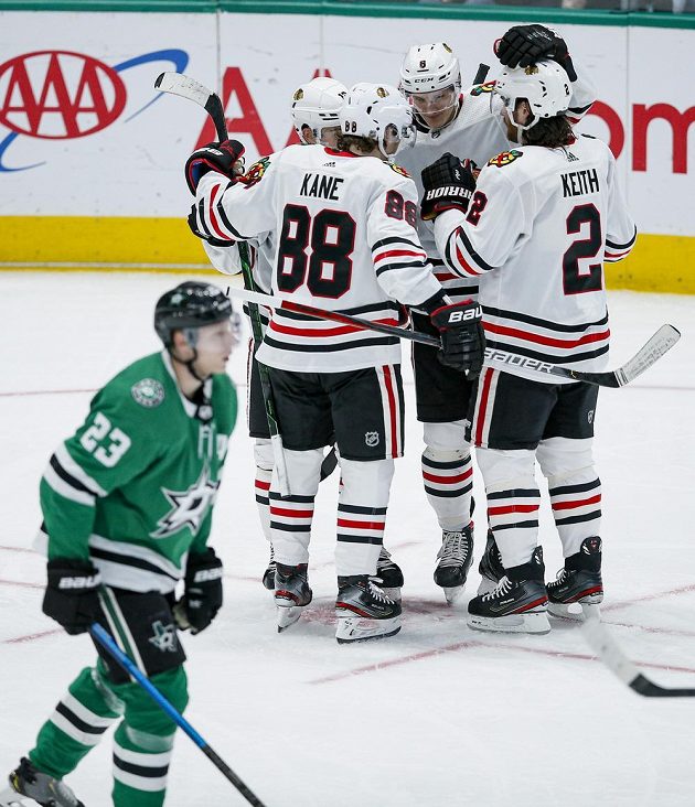 Útočník Chicaga Blackhawks Dominik Kubalík (8) přijímá gratulace od spoluhráčů poté, co vstřelil v NHL další gól.