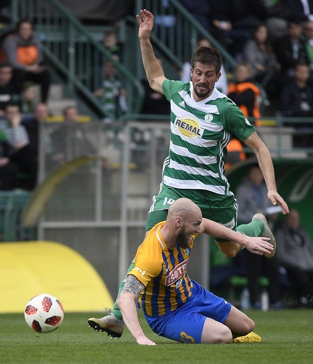 Tomáš Smola z Opavy (dole) padá na zem po faulu Michala Šmída z Bohemians (nahoře).