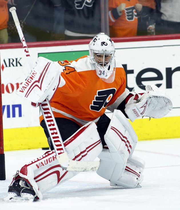 Český brankář Petr Mrázek už se ukázal fanouškům v novém dresu Philadelphie Flyers, kam jej poslal Detroit. Do zápasu zatím nezasáhl.