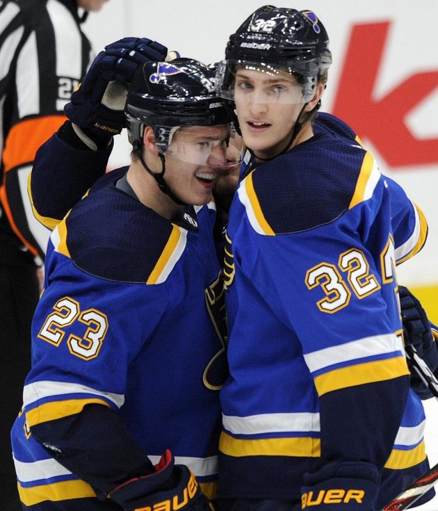 Český útočník St. Louis Dmitrij Jaškin (vlevo) gratuluje svému spoluhráči Tagu Thompsonovi ke gólu v zápase NHL s Vacnouverem.