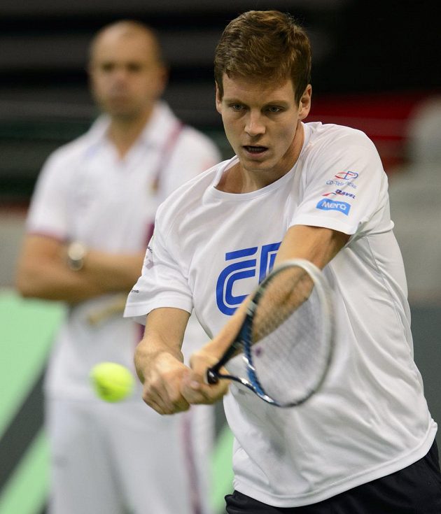 Tenista Tomáš Berdych (vpravo) a kapitán Vladimír Šafařík na tréninku českého týmu před finále Davis Cupu.