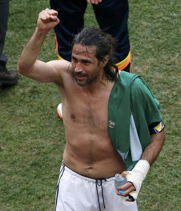 Kolumbijský osmatřicetiletý matador Mario Yepes jásá po výhře nad Pobřežím slonoviny