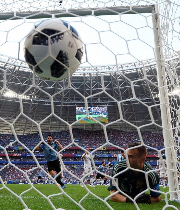 Po tečované střele Diega Laxalta už se míč třepe v síti, ruský brankář Igor Akinfejev zasáhnout nestačil.