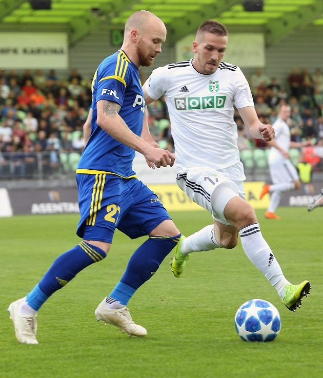 Jan Javůrek z Jihlavy a Dávid Guba z Karviné v akci v úvodním utkání baráže o první fotbalovou ligu.