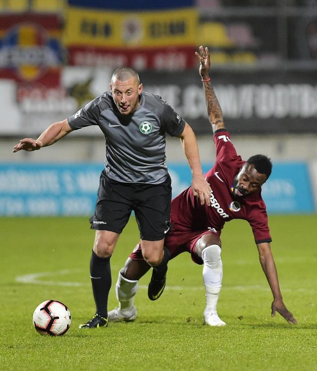 Příbramský útočník Miroslav Slepička a Guélor Kanga ze Sparty během utkání nejvyšší fotbalové soutěže.