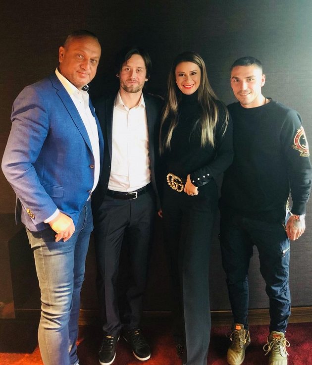 Uvítání očekávané posily na Letné. Zleva hráčský agent Pavel Zíka, novopečený funkcionář Tomáš Rosický, hráčova agentka Anamaria Prodanová a záložník Nicolae Stanciu.