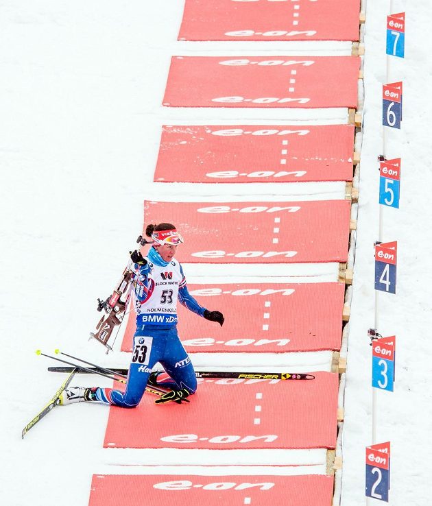 Veronika Vítková na střelnici během vytrvalostního závodu na 15 km na MS v biatlonu.