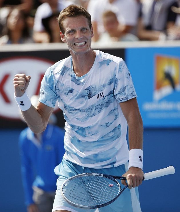 Tomáš Berdych se raduje z vítězství nad Kolumbijcem Alejandrem Fallou a postupu do druhého kola Australian Open.