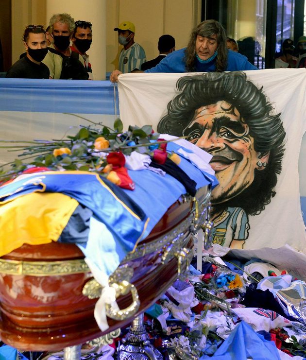 Fanoušci se v Buenos Aires přišli rozloučit s Diegem Maradonou do prezidentského paláce.