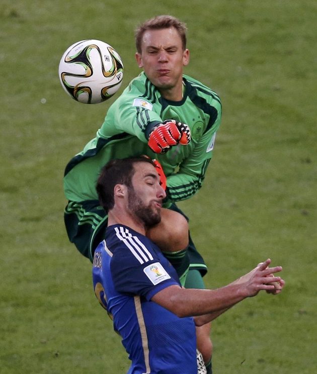 Manuel Neuer (nahoře) vyrazil z německé brány a důrazně šel do souboje s Argentincem Gonzalem Higuaínem.